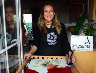 Eva Escamilla artesana textil de la seda