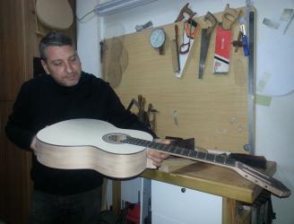 Construcción de guitarras artesanales.