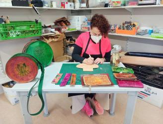 Artesana del taller explicando cómo se trabaja el cuero