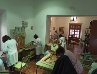 Taller de restauracion de  muebles d ela Universidad Popular de Llerena