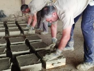 Trabajando en la elaboración de ladrillos artesanales