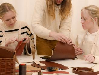 Durante un taller de creacion de bolsos. El punto sellier.