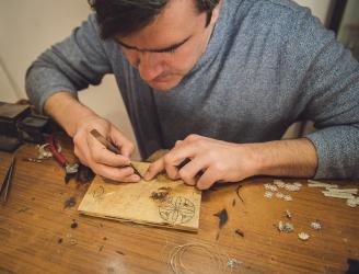Juan Jiménez trabajando en la filigrana cordobesa