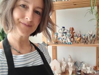 Viktória Szabó es ceramista y artista visual afincada en Finisterre, donde abre su taller para compartir procesos, materiales y obra cerámica.