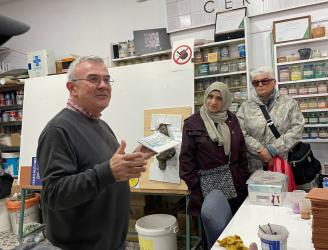 Explicación de las técnicas a un grupo de extranjeros residentes