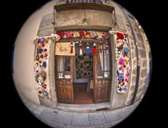 Entrada del Estudio Textil Hilandia en un tradicional edificio del SXVI en el centro histórico de Ávila