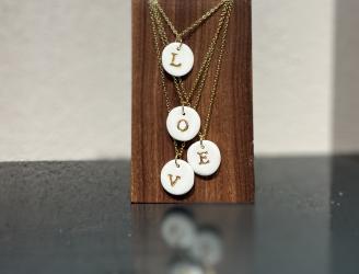 Colgante inicial con lustre de oro opcional con coste