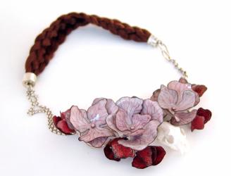 Collar de flores esmaltadas al fuego sobre metal 