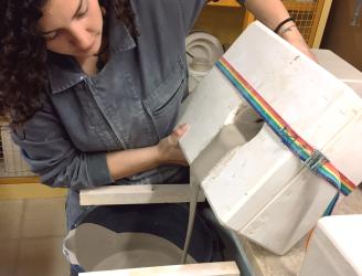 Adriana Machado Studio vaciando un molde de colada