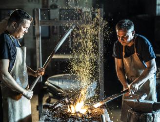 Tradición, fuego y martillo dando forma al hierro.