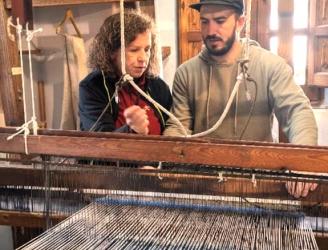 Tejiendo una jarapa en el curso de Artesano por un día