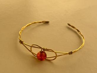 Una propuesta para acercarse a la joyería artesanal desde la práctica, descubrir nociones básicas de moldeo manual y trabajar con alambre para construir una pieza única. Durante el taller, las personas participantes crearán la estructura base de la pulsera, integrarán una bolita de color y le darán la forma final para que se adapte cómodamente a la muñeca.