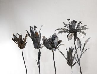 Flores de metal decorativas para los acontecimientos importantes. creatividad en hierro