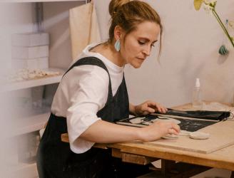 Taller de María torné joyería con porcelana y objeto