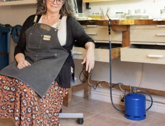 Una visita para descubrir cómo funciona un taller de joyería artesanal por dentro, ver de cerca las herramientas y maquinaria del día a día y entender mejor el proceso que hay detrás de las piezas. Una propuesta pensada para acercarse, aunque sea por un rato, a la realidad de un oficio artesano.