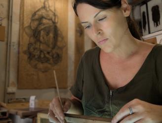 Retrato de la artista Silvia Tsocheva, especialista en vidrieras artísticas y pintura sobre vidrio