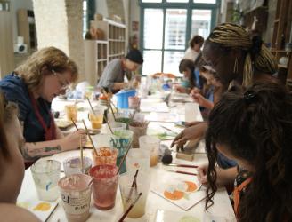 Taller de pintura cerámica sobre azulejos