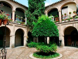 Patio principal del Zoco Municipal de Córdoba.