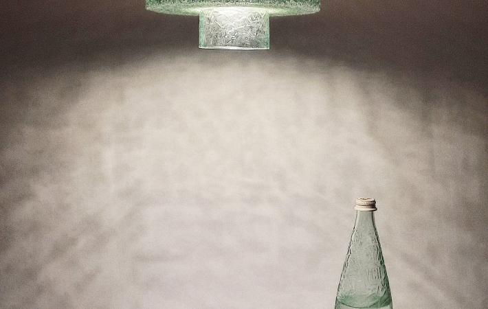 Lámpara elaborada a partir del vidrio de una botella. Galardonada en la VIII Premi Artesania Sostenible del Consell de Mallorca