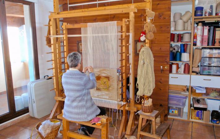 Taller d'artesania textil de telares de bajo y alto lizo