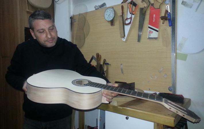 Guitarra de ciprés lista para ser barnizada a goma laca.