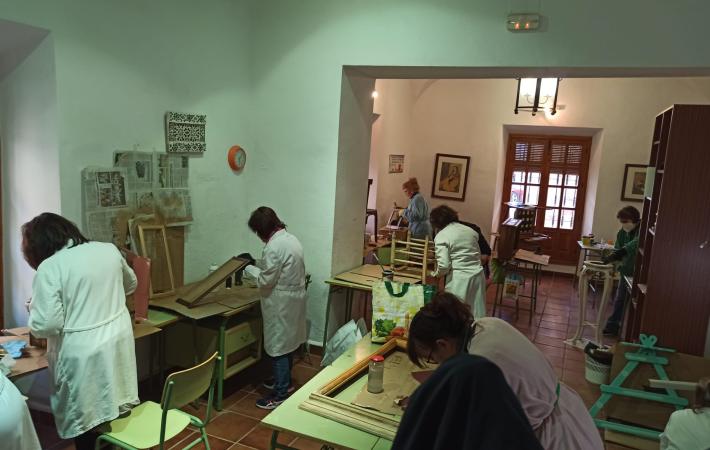 Taller de restauracion de  muebles d ela Universidad Popular de Llerena