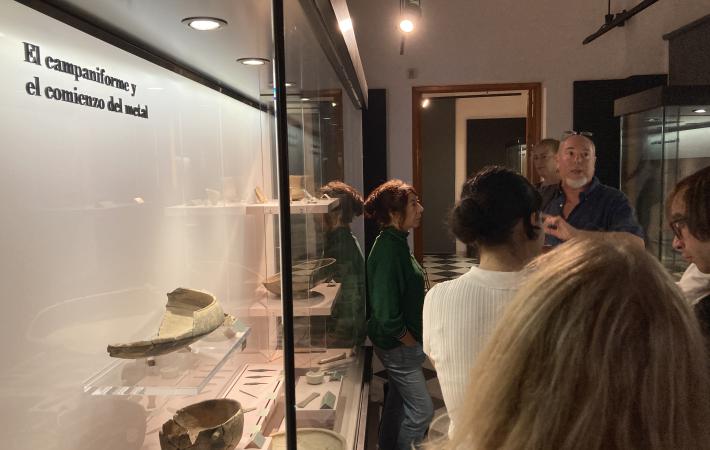 Alumnado de cerámica de la EASD Jerez en una visita al Museo Arqueológico de la localidad.