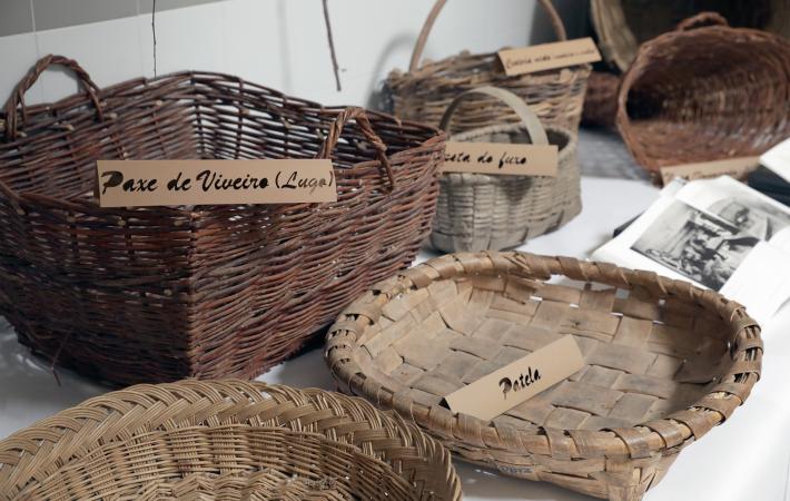 Exposición de cestería albergada no corredor do centro