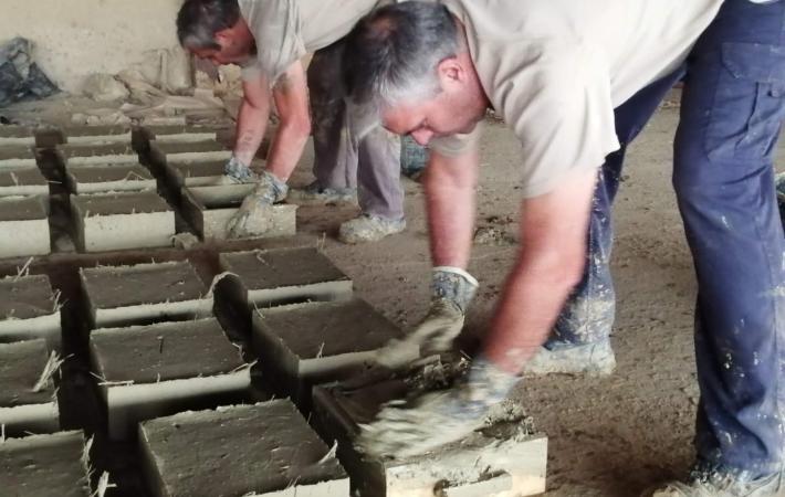 Trabajando en la elaboración de ladrillos artesanales