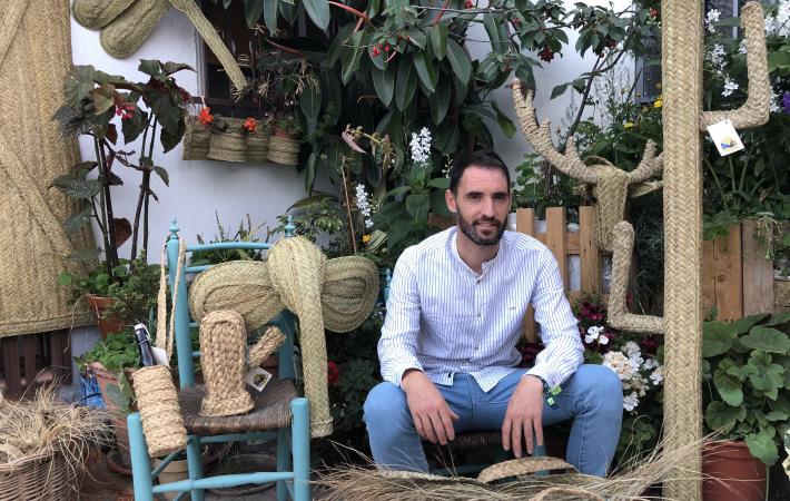 Espartero de Plata con algunas de sus obras realizadas en fibra vegetal de Esparto.