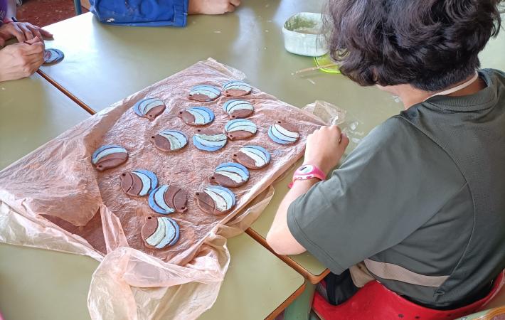 Alumnos realizando medallas para un evento del Proyecto Barrio al que pertenecemos.