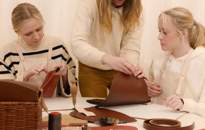 Durante un taller de creacion de bolsos. El punto sellier.