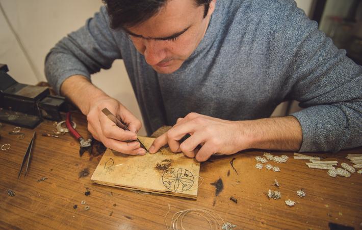 Juan Jiménez trabajando en la filigrana cordobesa