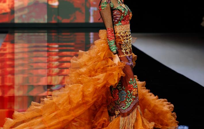 imagen de SIMOF con traje artesanal