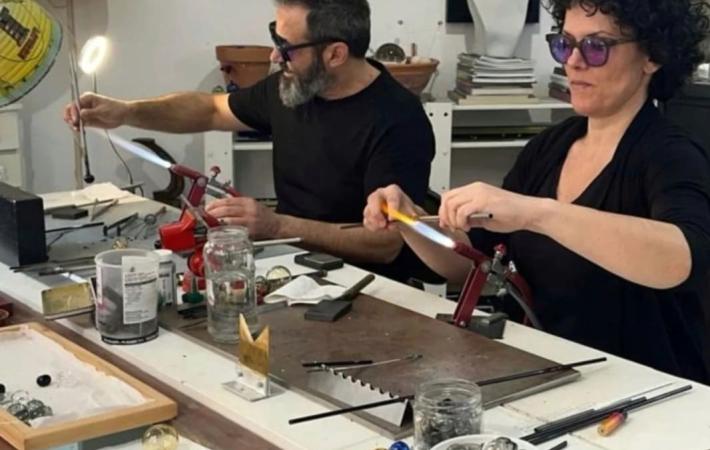 Demostración de vidrio soplado a soplete para joyería por Agapurni