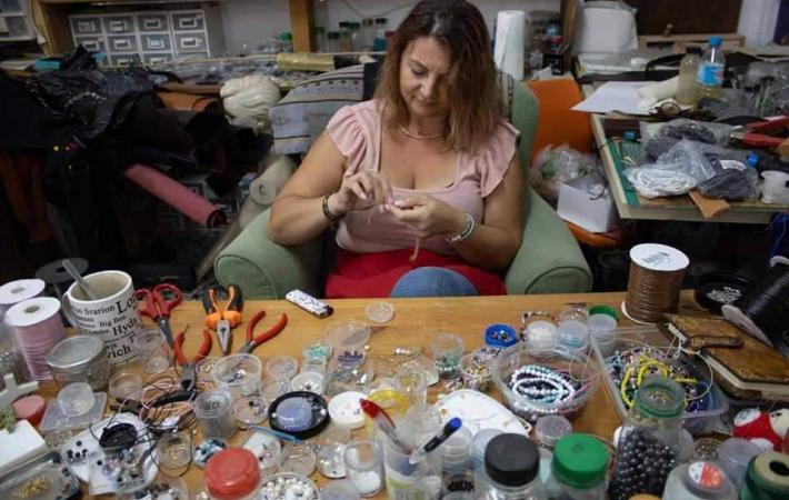 Artesana trabajando en su mesa