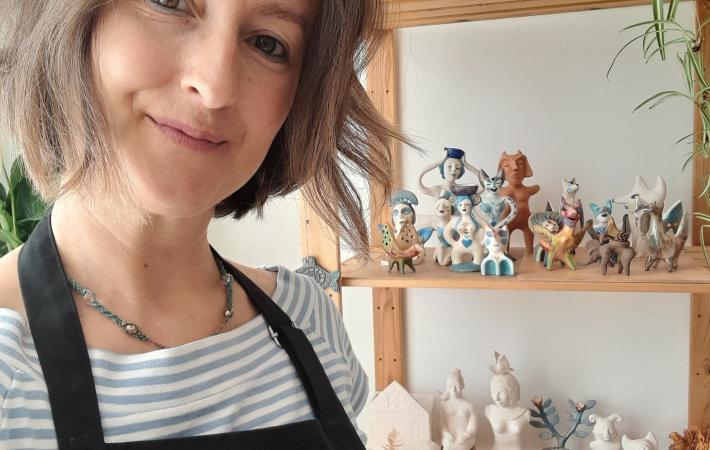 Viktória Szabó es ceramista y artista visual afincada en Finisterre, donde abre su taller para compartir procesos, materiales y obra cerámica.