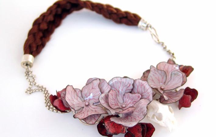 Collar de flores esmaltadas al fuego sobre metal 