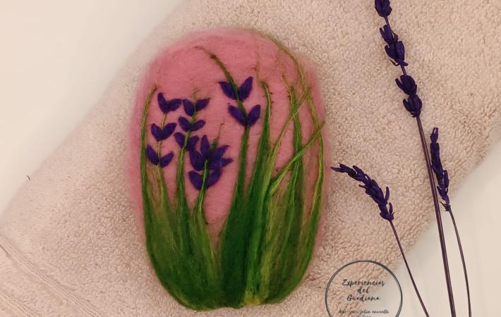 Jabón envuelto en lana de oveja merina de color rosa y con motivos florales en violeta