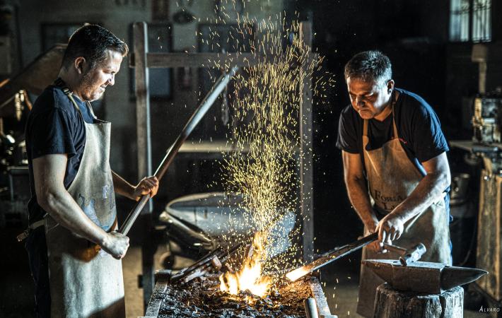 Tradición, fuego y martillo dando forma al hierro.