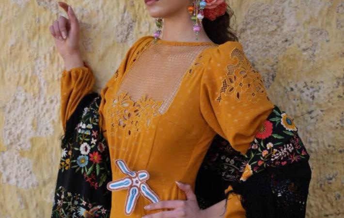 Vestido flamenca artesanal con calados bordados
