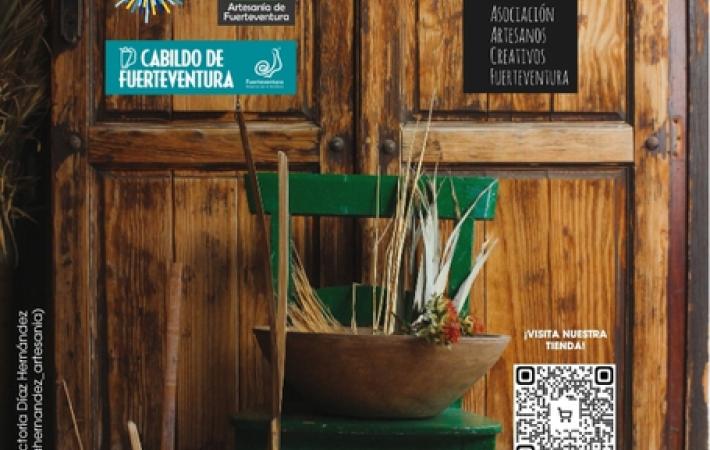 Al fondo una puerta de madera y al frente de la imagen una silla verde con distintos materiales de artesanía tradicional canaria.