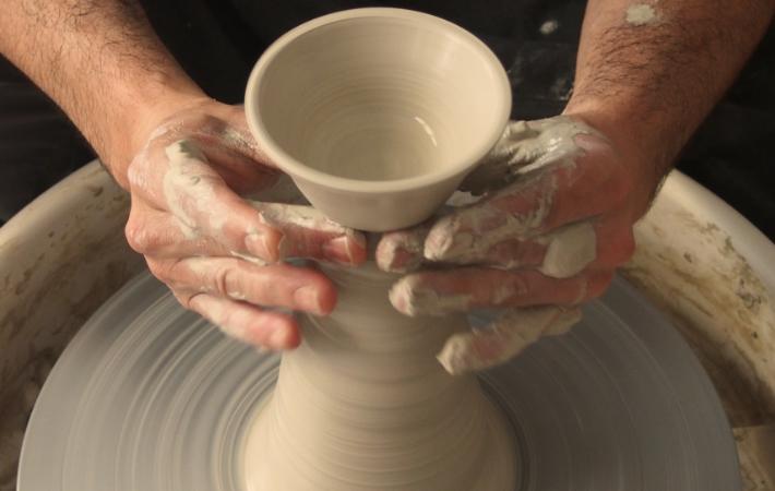 Manos en el torno de alfarería