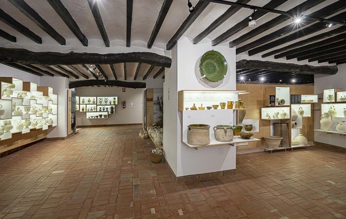 Imagen del interior del Museo de Alfarería de Agost con las piezas de cerámica tradicional, como botijos y cántaros