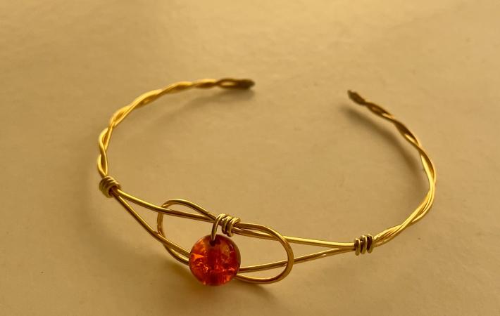 Una propuesta para acercarse a la joyería artesanal desde la práctica, descubrir nociones básicas de moldeo manual y trabajar con alambre para construir una pieza única. Durante el taller, las personas participantes crearán la estructura base de la pulsera, integrarán una bolita de color y le darán la forma final para que se adapte cómodamente a la muñeca.