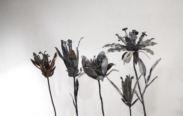 Flores de metal decorativas para los acontecimientos importantes. creatividad en hierro