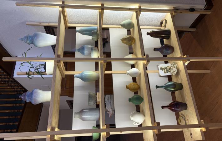 Alaría Cerámica. Muestrario de piezas de cerámica hechas en sus talleres 