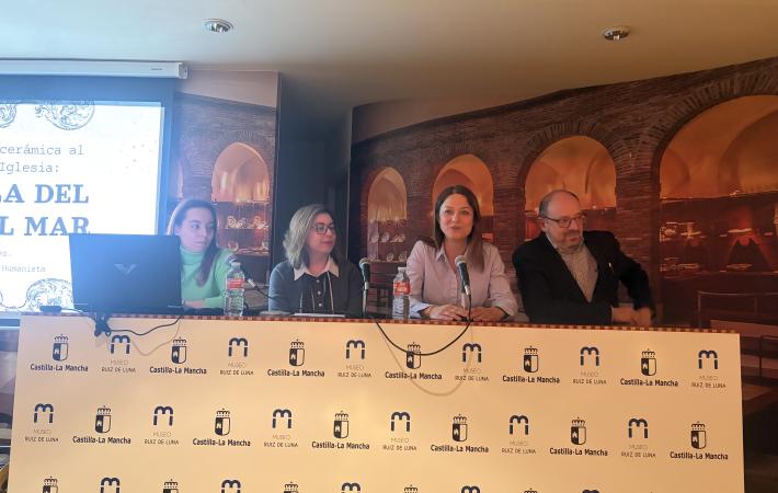 Nuria Soto Vázquez en una de sus conferencias en el Museo de Cerámica Ruiz de Luna de Talavera de la Reina