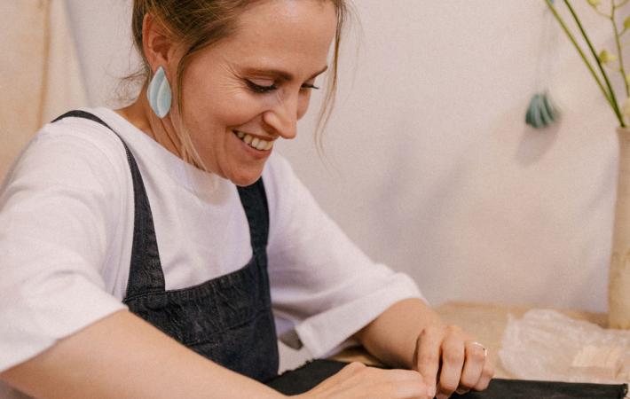 Taller de María torné joyería con porcelana y objeto