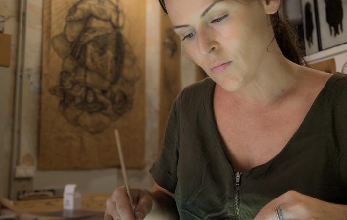 Retrato de la artista Silvia Tsocheva, especialista en vidrieras artísticas y pintura sobre vidrio